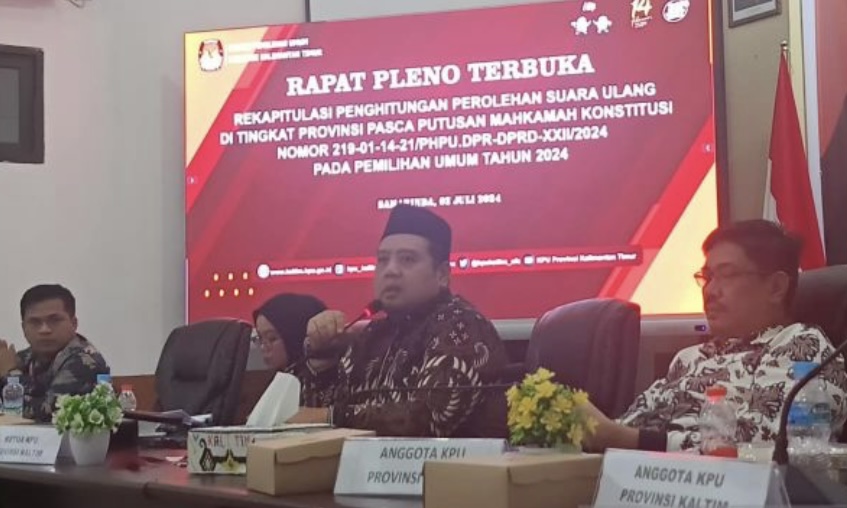 Ketua KPU Kaltim Fahmi Idris saat memimpin rapat pleno terbuka rekapitulasi PSSU di Samarinda. (SinPo.id/Antara)