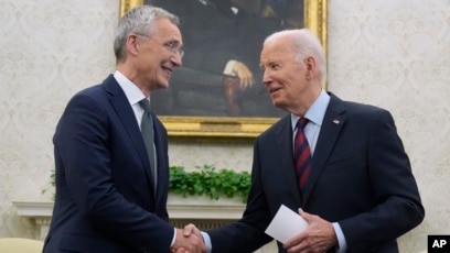 Presiden Joe Biden bertemu dengan Sekretaris Jenderal NATO Jens Stoltenberg (SinPo.id/AP)