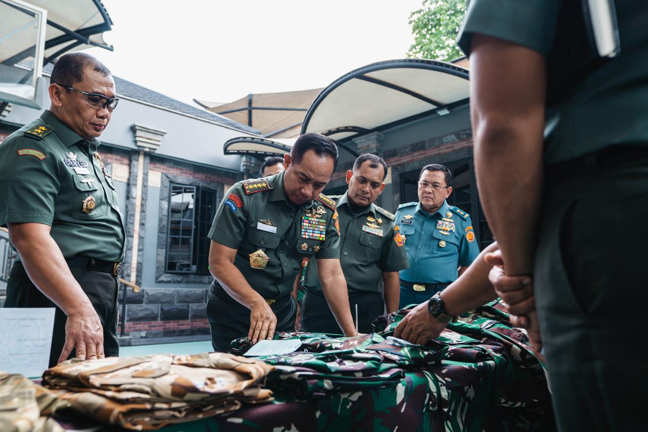 Panglima TNI Meninjau Gelar Bekal Perlengkapan Satgas Operasi Pemeliharaan Perdamaian Dunia (SinPo.id/Puspen TNI)