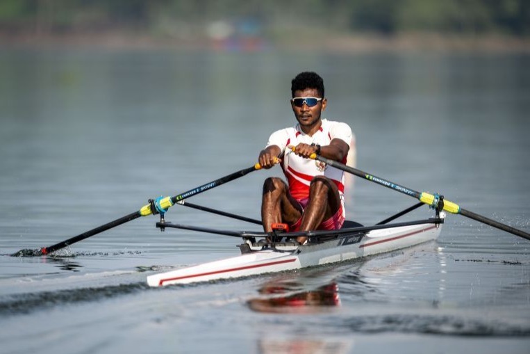 Pedayung putra Indonesia La Memo menjalani sesi latihan jelang Olimpiade Paris 2024 di Pemusatan Latihan Nasional Dayung, Situ Cipanunjang, Pengalengan. (SinPo.id/Antara)