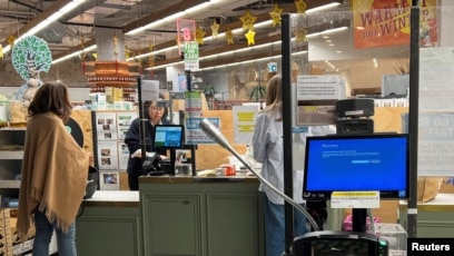 layar mesin kasir di sebuah supermarket di Brisbane, Australia tampak berwarna biru karena terjadi gangguan siber global (SinPo.id/Reuters)