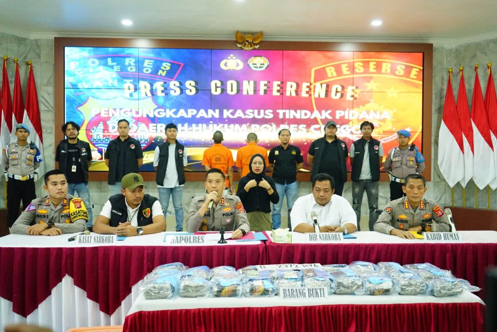 Konpers Polda Banten penangkapan pengiriman Sabu Dari Riau (SinPo.id/Humas Polri)