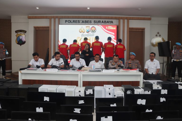 Konferensi pers kasus judi online di Mapolrestabes Surabaya (SinPo.id/ Humas Polri)