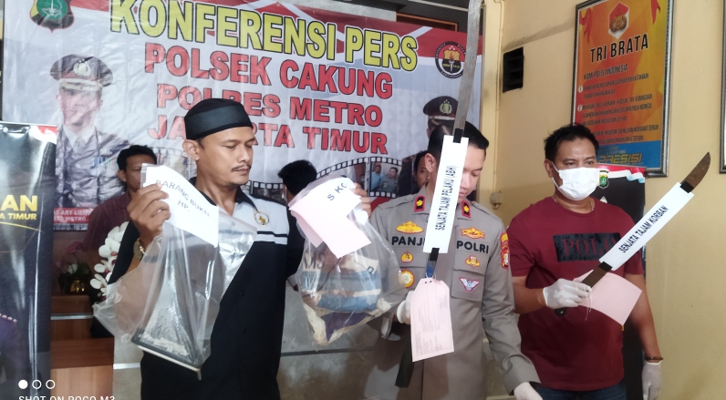 Konferensi pers kasus pembunuhan pengemudi ojek online di Mapolsek Cakung (SinPo.id/ Humas Polres Jaktim)