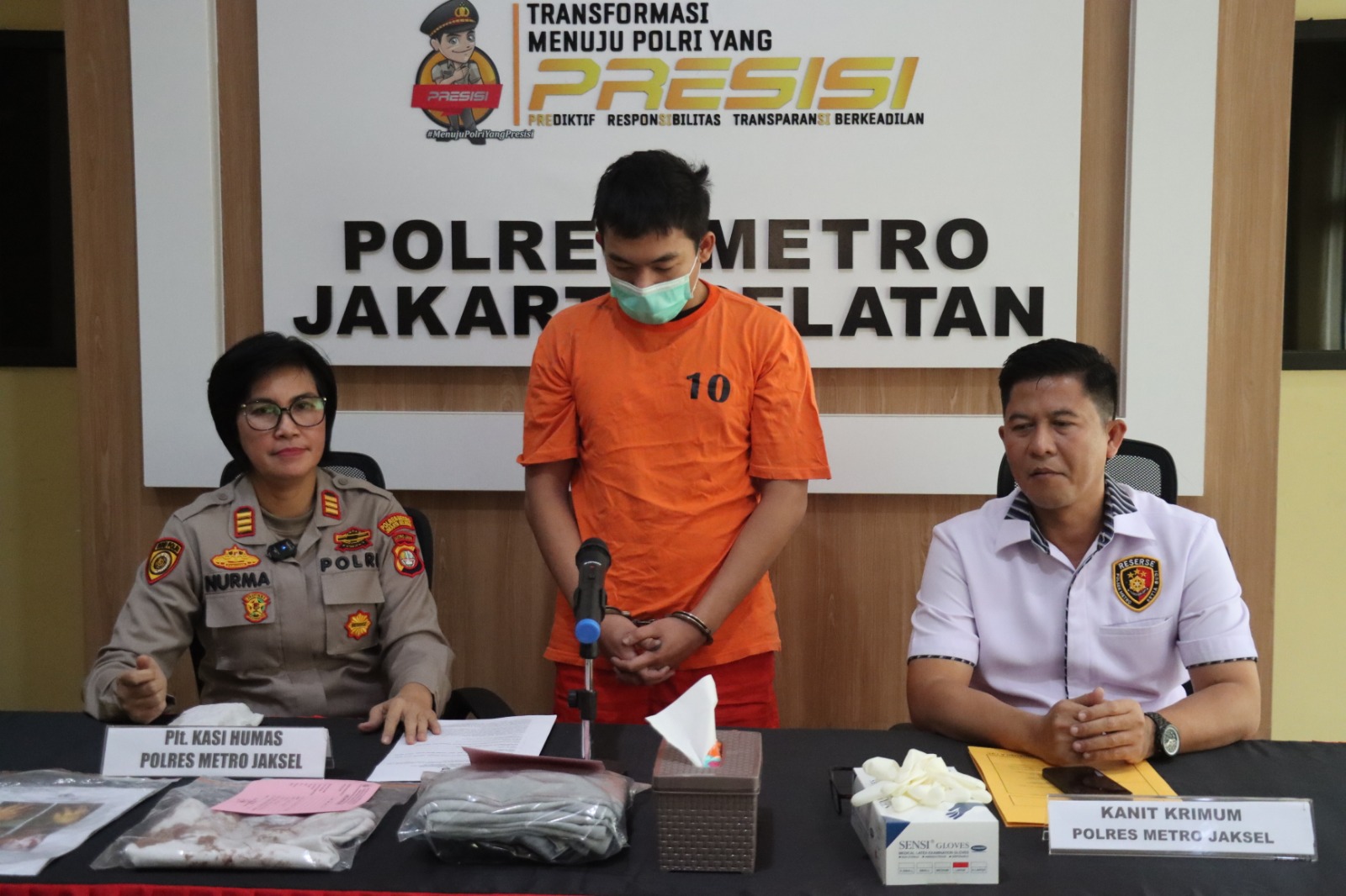 Konfrensi pers pelaku penusukan di Jakarta Selatan (SinPo.id/Dok.Polres Jaksel)