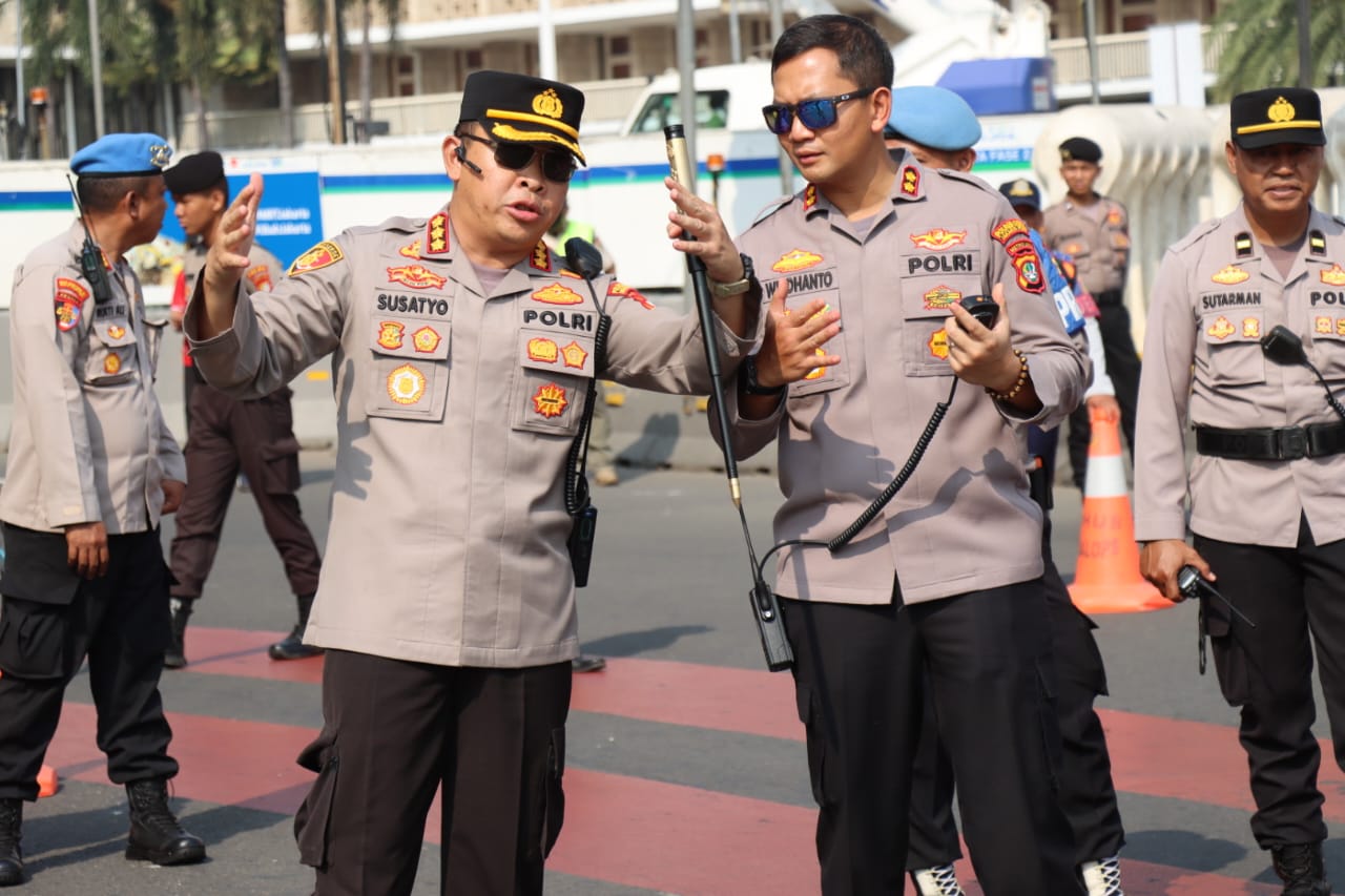 Kapolres Metro Jakarta Pusat Kombes Polisi Susatyo Purnomo Condro saat amankan unjuk rasa (SinPo.di/Dok.Polres Jakpus)