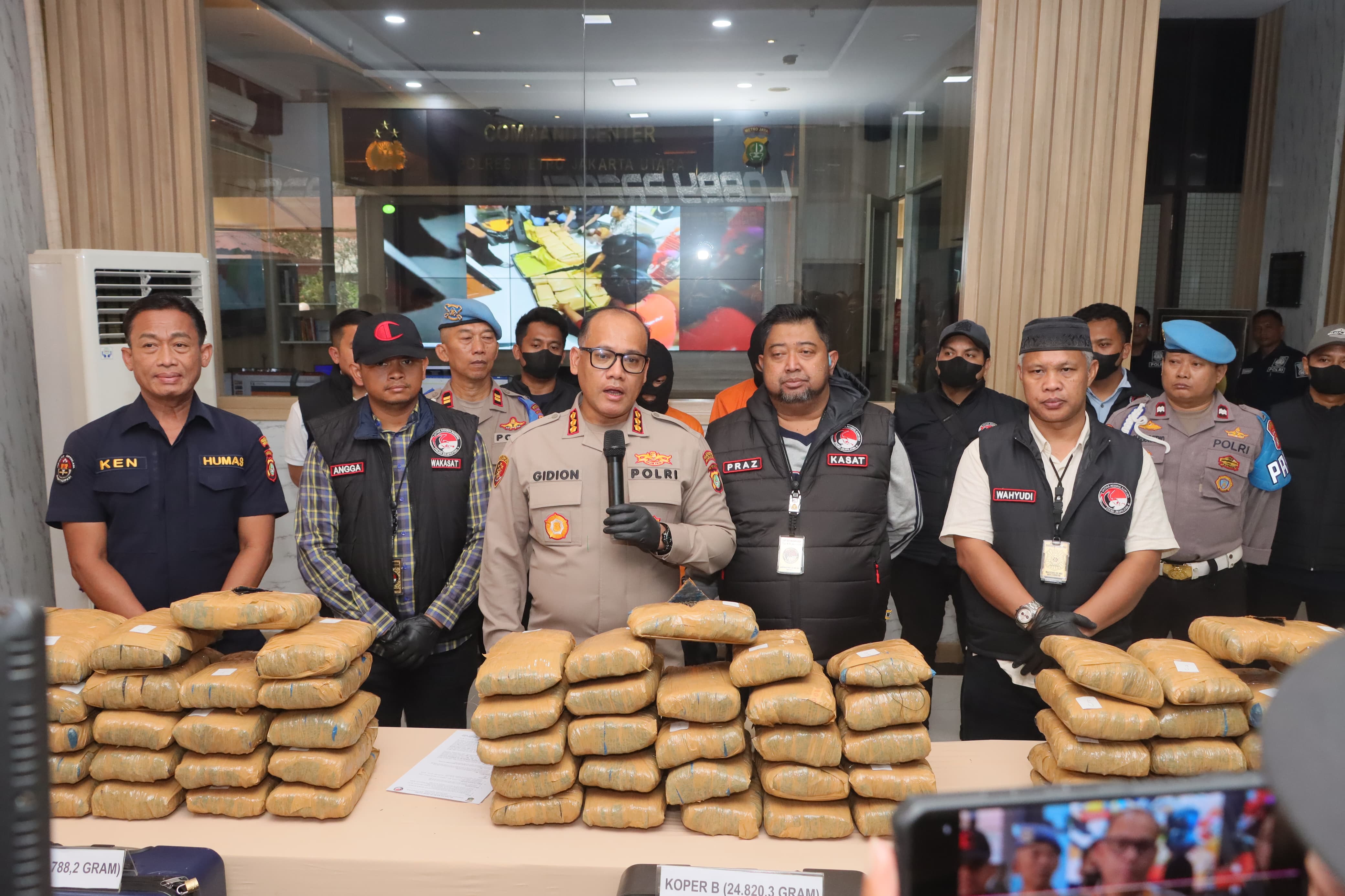 Pengungakapan kasus peredaran ganja (SinPo.id/Dok.Polres Jakut)