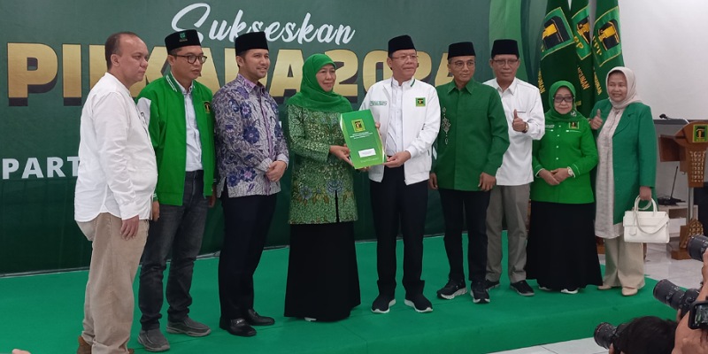 Proses penyerahan surat rekomendasi cagub-cawagub PPP kepada Khofifah-Emil (Sinpo.id)