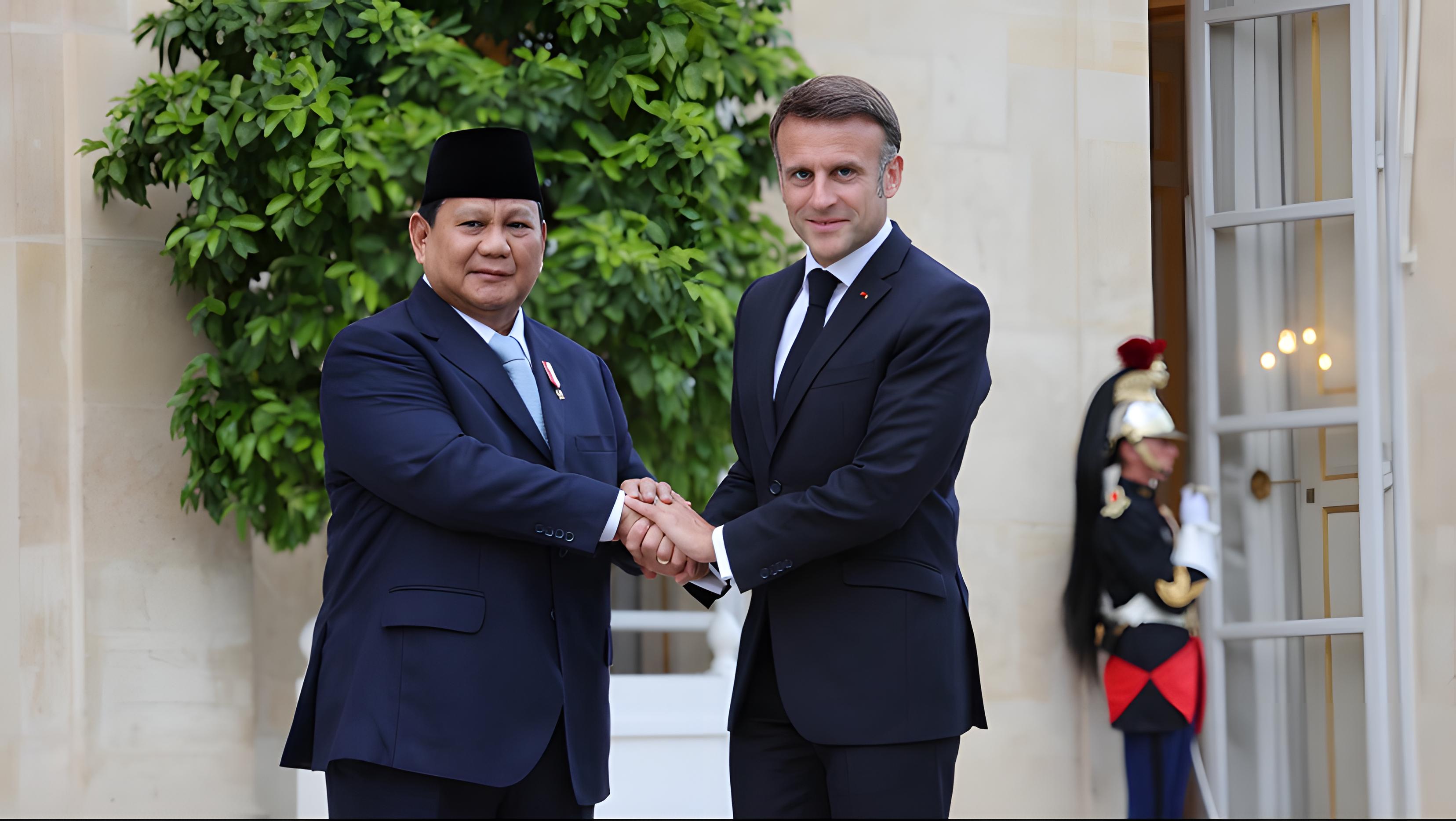 Prabowo dan Macron berjabat tangan saat tiba di istana Elysee Prancis (Sinpo.id/Tim Media)