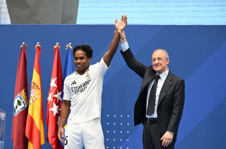 Rekrutan anyar penyerang timnas Brasil, Endrick Felipe (kiri) diperkenalkan ke publik di Stadion Santiago Bernabeu. (SinPo.id/AFP)