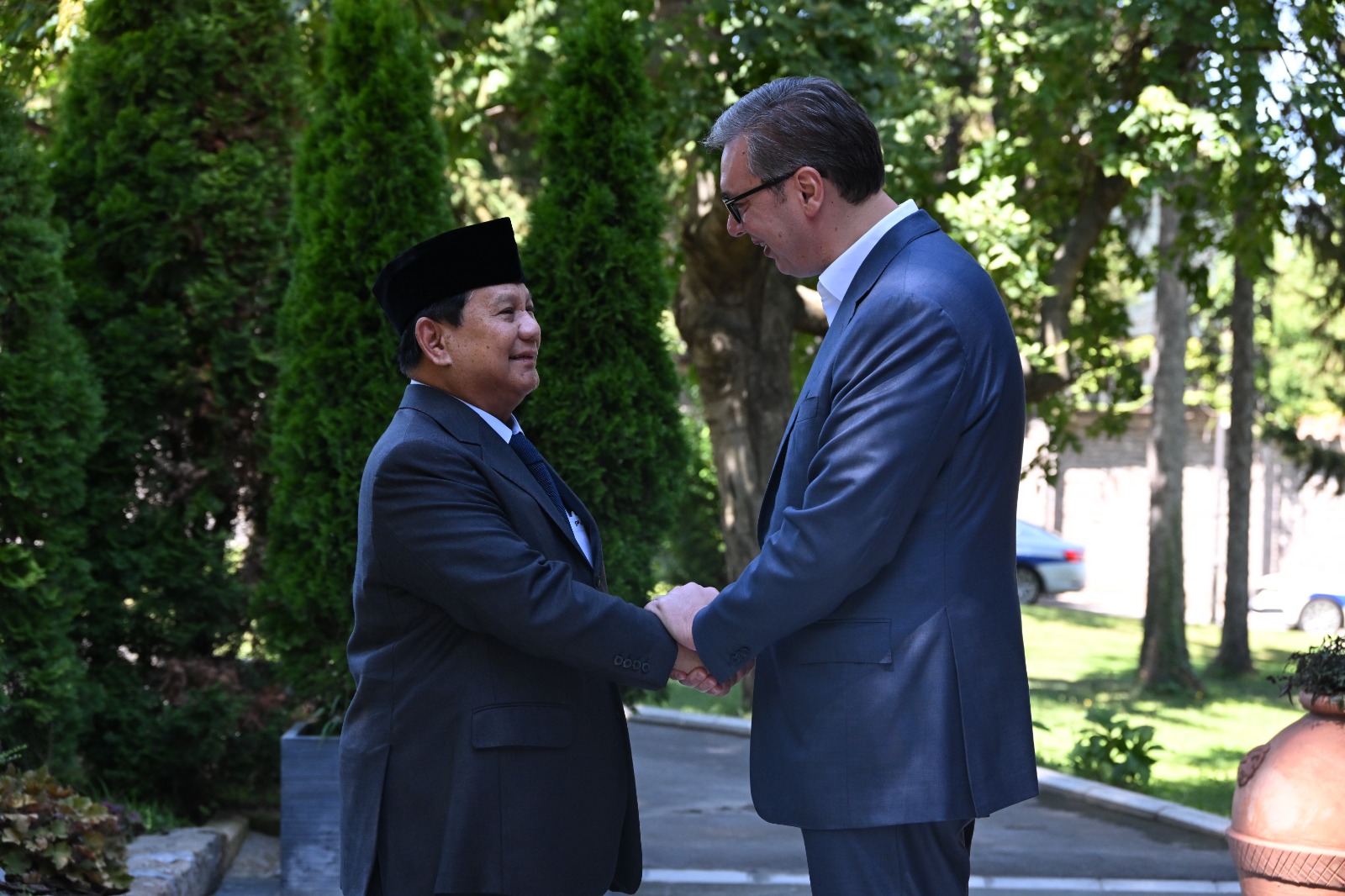 Menhan sekaligus Presiden RI terpilih 2024-2029 Prabowo Subianto bertemua Presiden Serbia, Aleksandar Vucic. (SinPo.id/Dok. Pribadi)