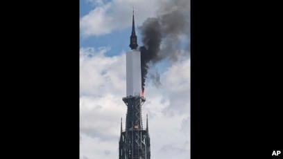 Puncak menara katedral Roeun di Rouen, Prancis, terbakar (SinPo.id/AP)