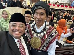 Sekretaris Jenderal Partai Keadilan Sejahtera (PKS) Aboe Bakar Al Habsyi dan Presiden Jokowi. (SinPo.id/Istimewa)