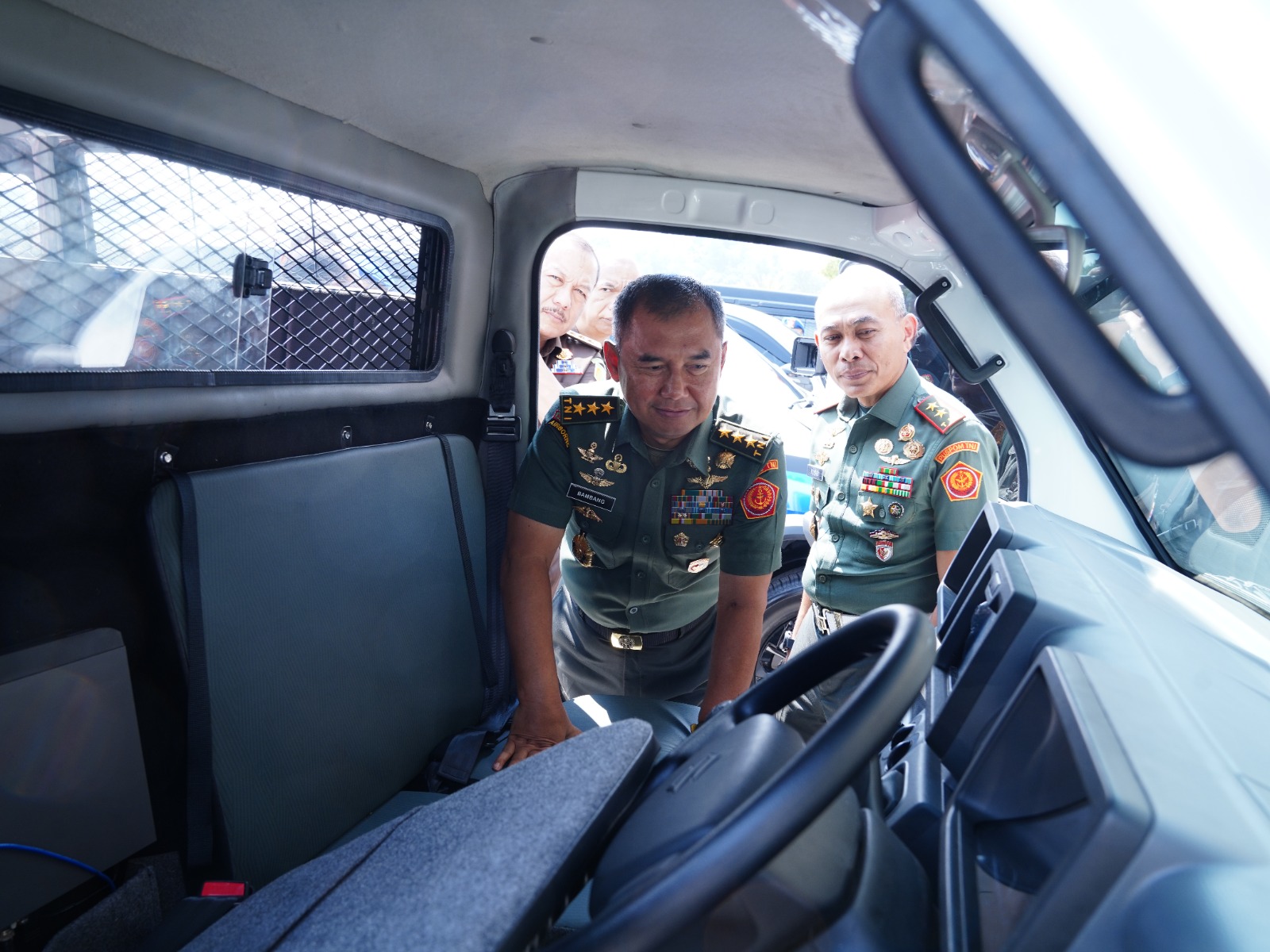 TNI Terima Hibah Mobil Kawal dan Mobil Tahanan Militer dari Kejaksaan RI (SinPo.id/PuspenTNI)