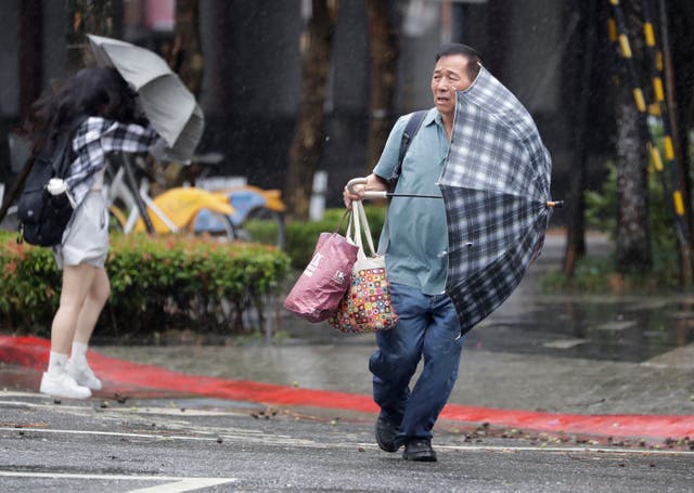 Angin kencang di Taipei, Taiwan, saat Topan Gaemi Melanda. (SinPo.id/AP)