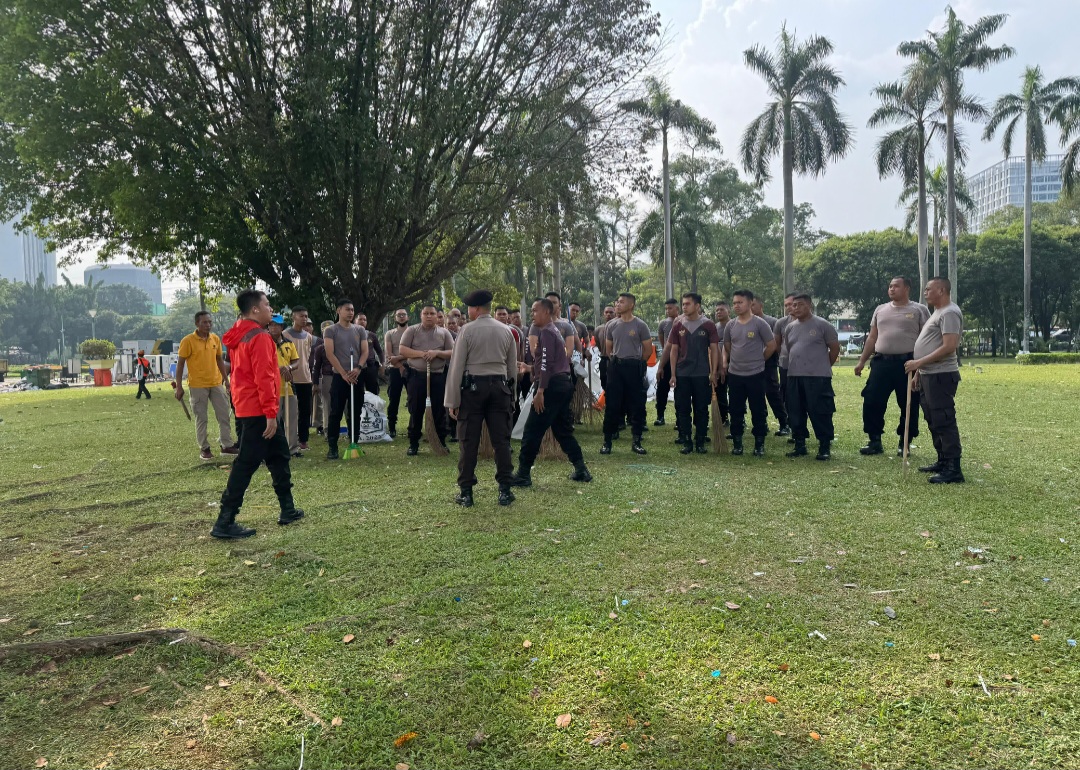 Anggota polisi melakukan bersih-bersih di silang Monas (SinPo.id/Dok.Polda Metro Jaya)