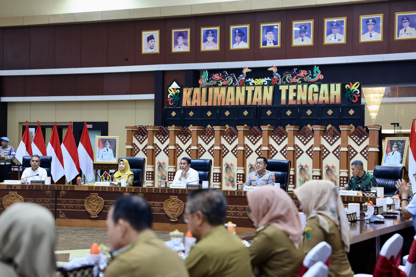 Mentan Andi Amran Sulaiman dalam rapat koordinasi optimalisasi lahan (OPLAH) dan percepatan cetak Sawah di Kalimantan Tengah pada Selasa, 20 Agustus 2024. (SinPo.id/Tim Media)