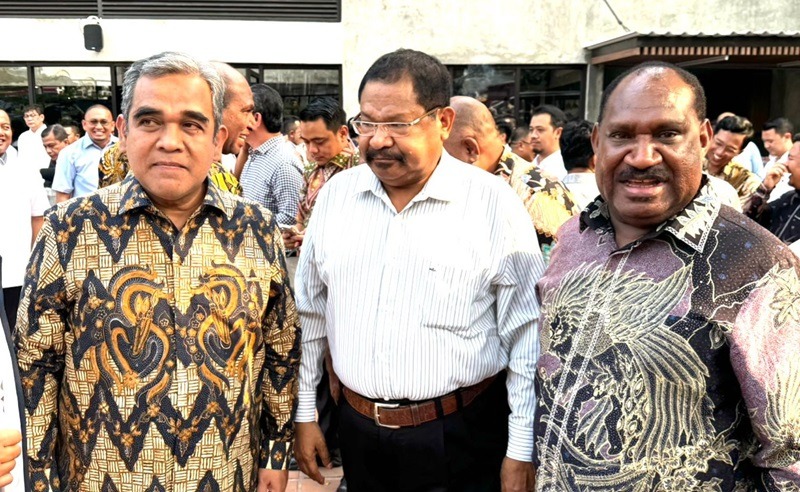 Sekjen Gerindra Ahmad Muzani bersama Cagub Papua Pegunungan John Tabo dan Cagub Papua Tengah Willem Wandik (SinPo.id/ Dok. Pribadi)