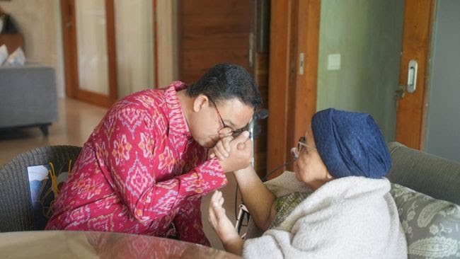 Anies Baswedan saat menemui ibunya. (SinPo.id/dok. Tim Anies)