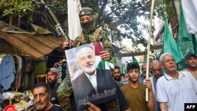 Demonstran mengibarkan bendera dan memegang foto pemimpin kelompok militan Palestina Hamas, Ismail Haniyeh (SinPo.id/AFP)