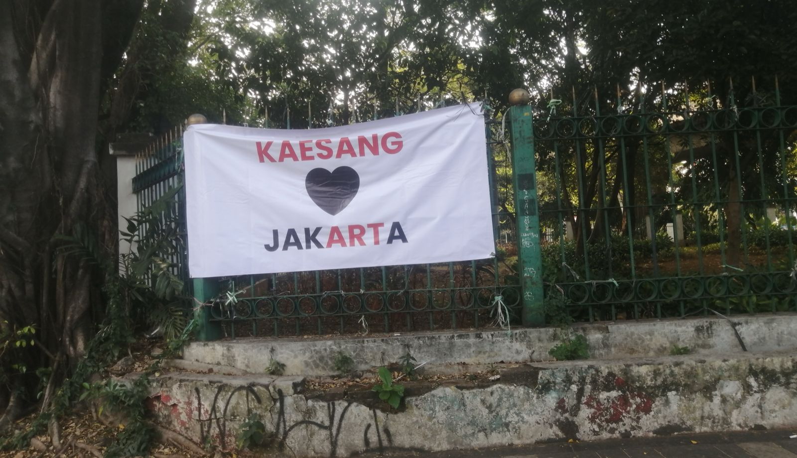 Spanduk bertulis Kaesang Jakarta terpasang di Jalan Diponegoro. (SinPo.id/Tio)