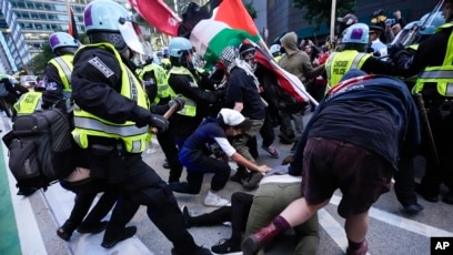 Para demonstran pro-Palestina bentrok dengan polisi di dekat Konsulat Israel selama Konvensi Nasional Demokrat di kota Chicago. (SinPo.id/AP)