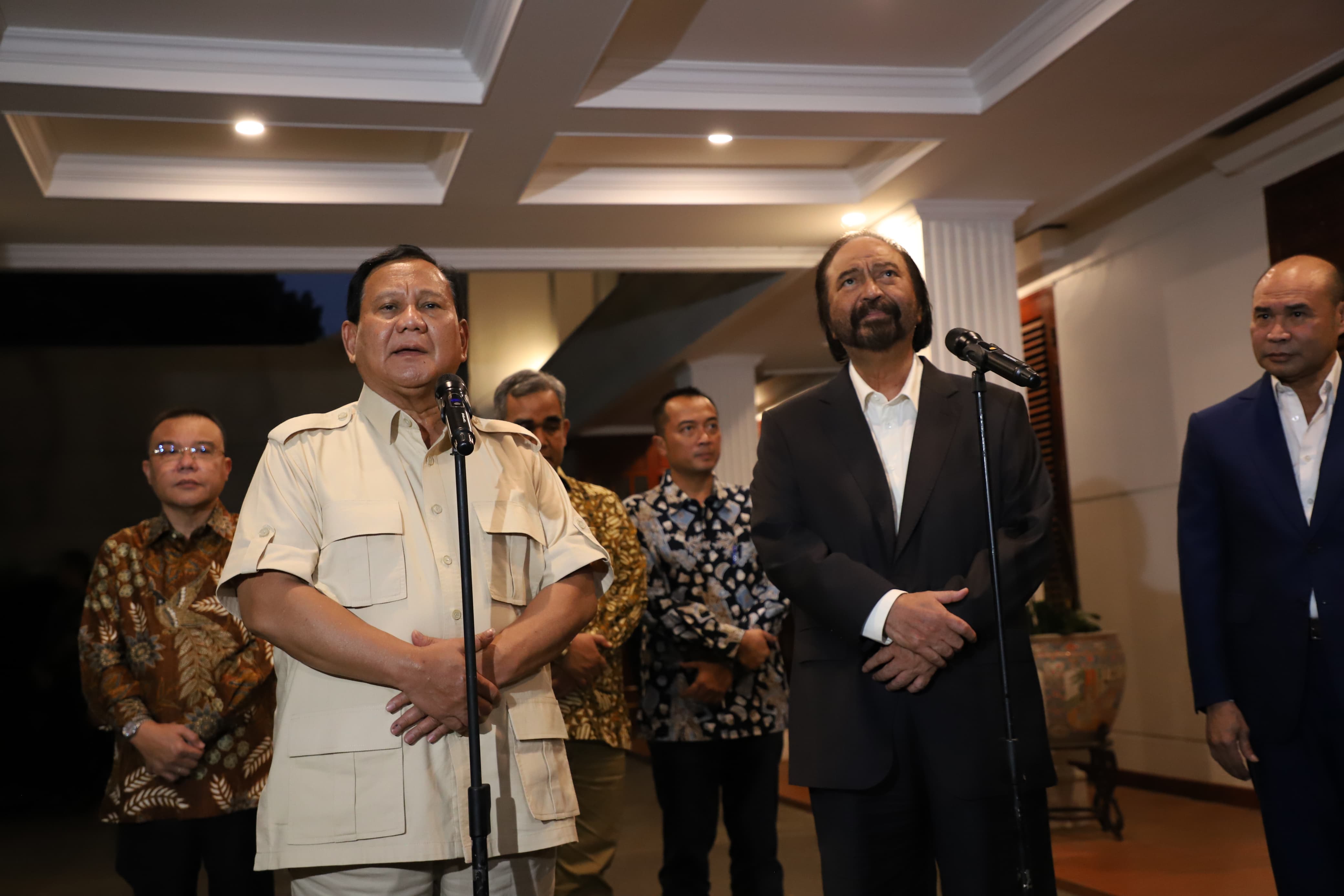 Ketua Umum Partai NasDem Surya Paloh saat sambangi kediaman Prabowo Subianto (SinPo.id/ Ashar)