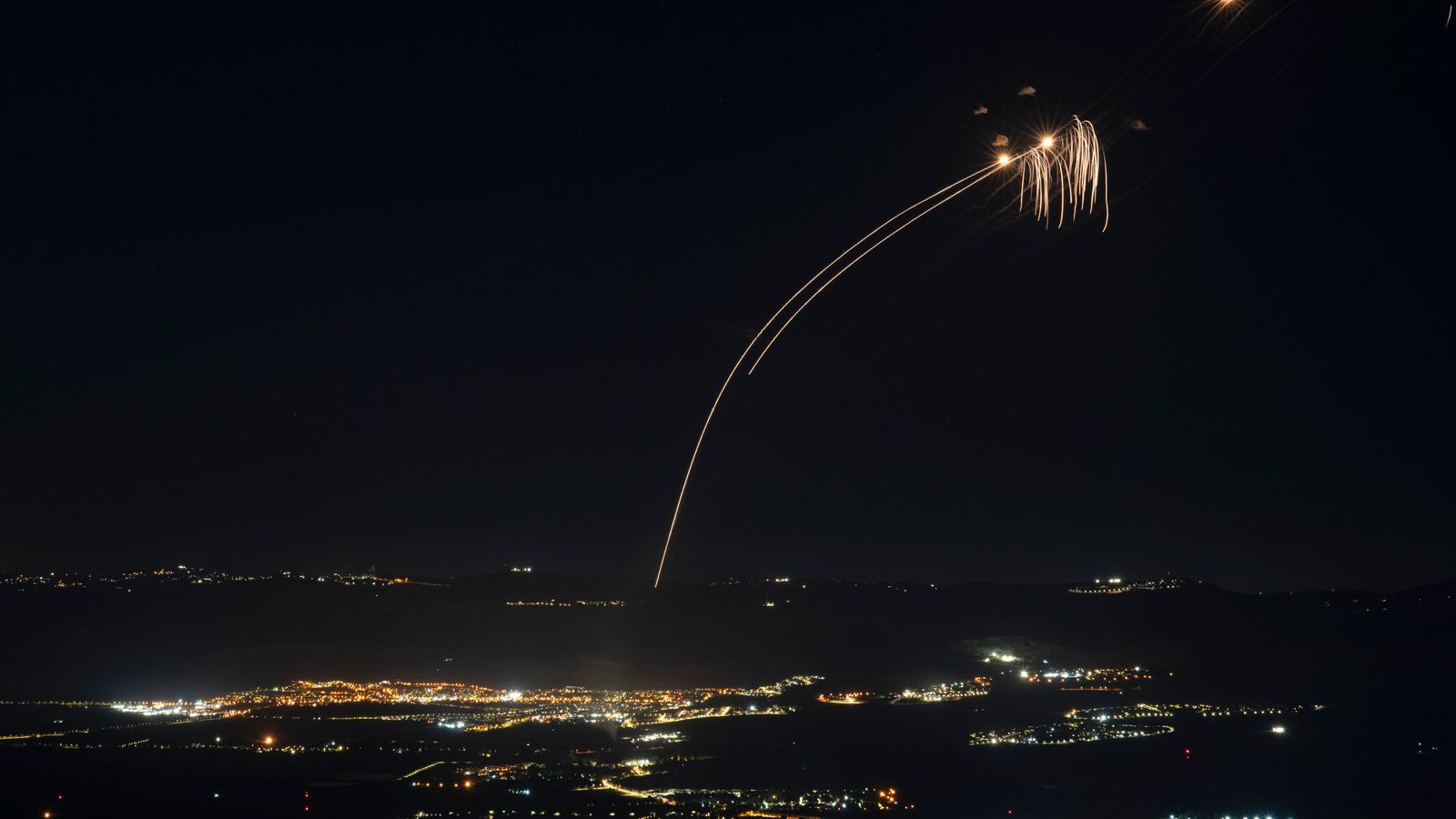 Iron Dome Israel yang diaktifkan karena serangan Hizbullah (SinPo.id/ AP Photo)