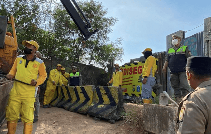 Pemkot Jaksel sedang menyegel tempat pembuangan sampah (SinPo.id/ Dok. Pemkot Jaksel)