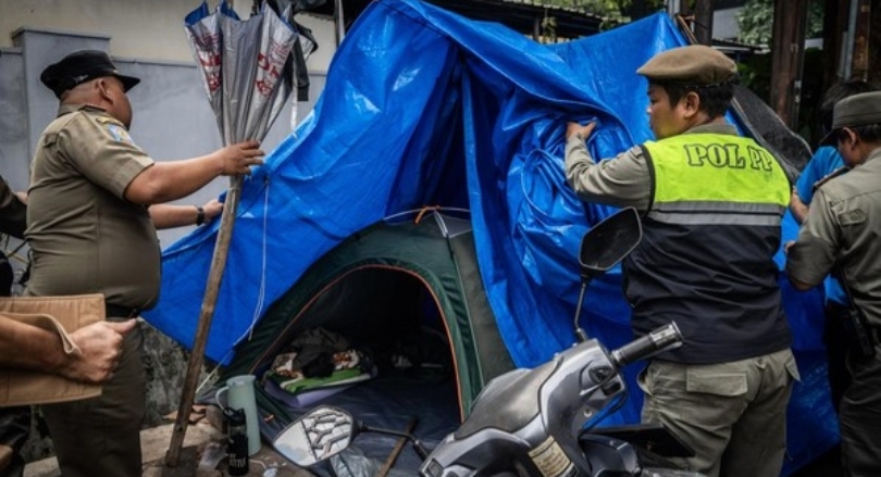 Satpol PP saat menertibkan tenda pencari suaka di kawasan Kantor UNHCR (SinPo.id/Antara)