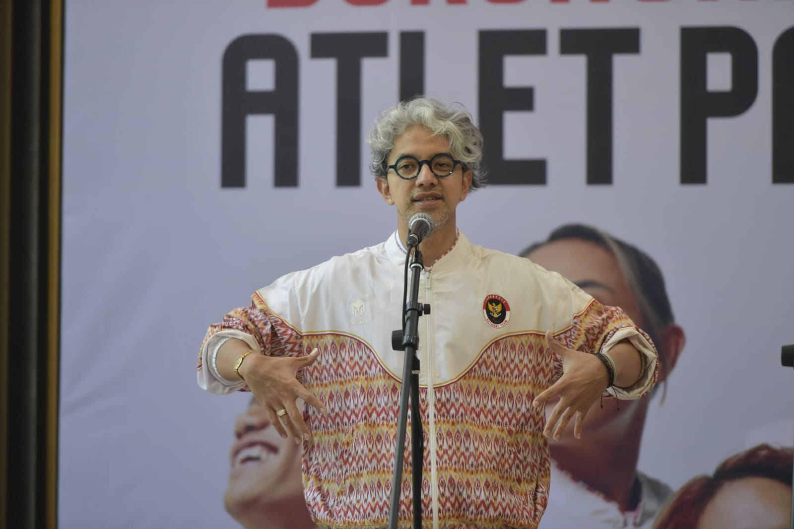 Didiet Maulana merasa bangga bisa medesain kostum atlet paralimpyc Indonesia yang akan berjuang di Paralimpiade 2024 Paris (SinPo.id/Kemenpora)