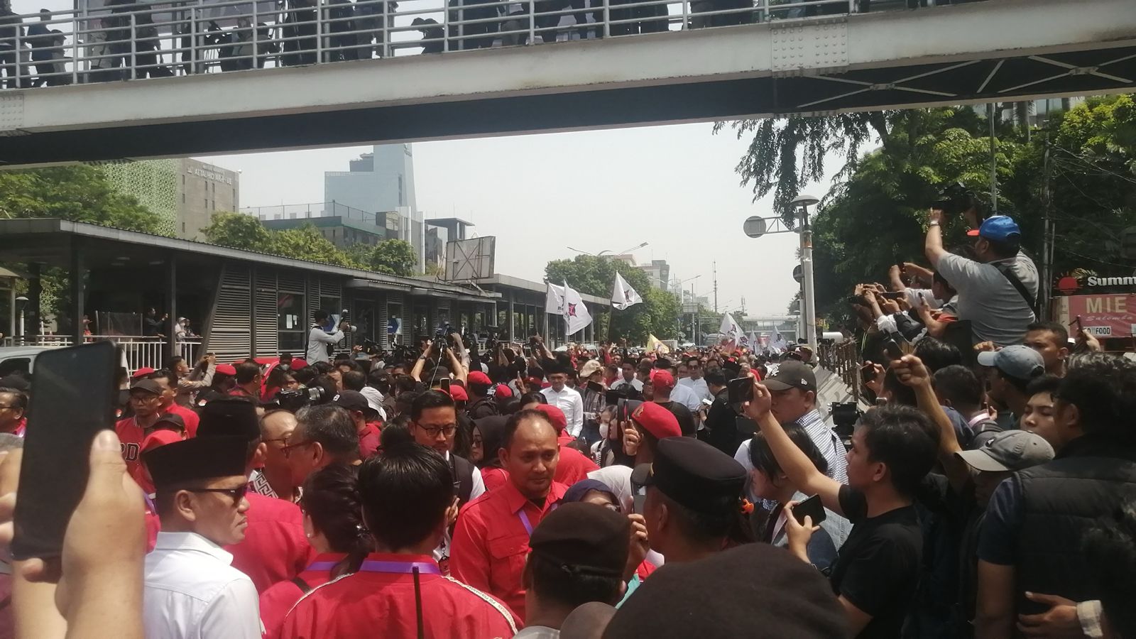 Suasana kedatang pasangan Pramono-Rano Karno. (SinPo.id/Tio)