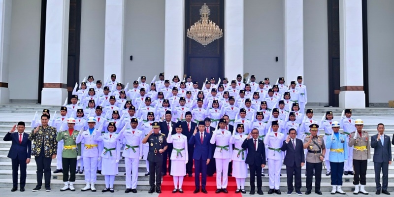 Presiden Jokowi bersama Paskibraka yang bertugas di HUT ke-79 RI di IKN. (SinPo.id/Instagram @jokowi)