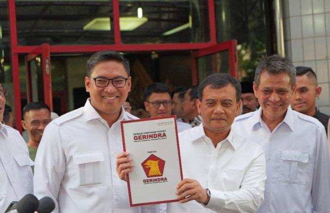 Ahmad Lutfi memegang surat rekomendasi yang diberikan partai Gerindra di kantor DPP Parta Gerindra. (SinPo.id/Antara)