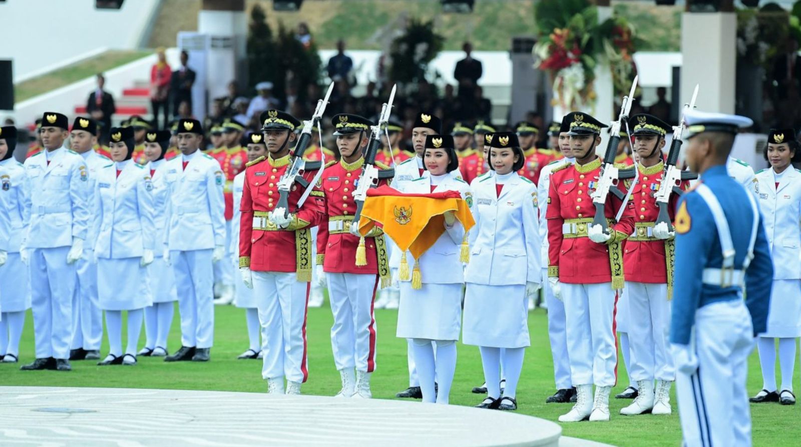 Tim Pasukan Pengibar Bendera Pusaka (Paskibraka) bertugas di halaman Istana Negara IKN, Sabtu, 17 Agustus 2024. (SinPo.id/Vico)