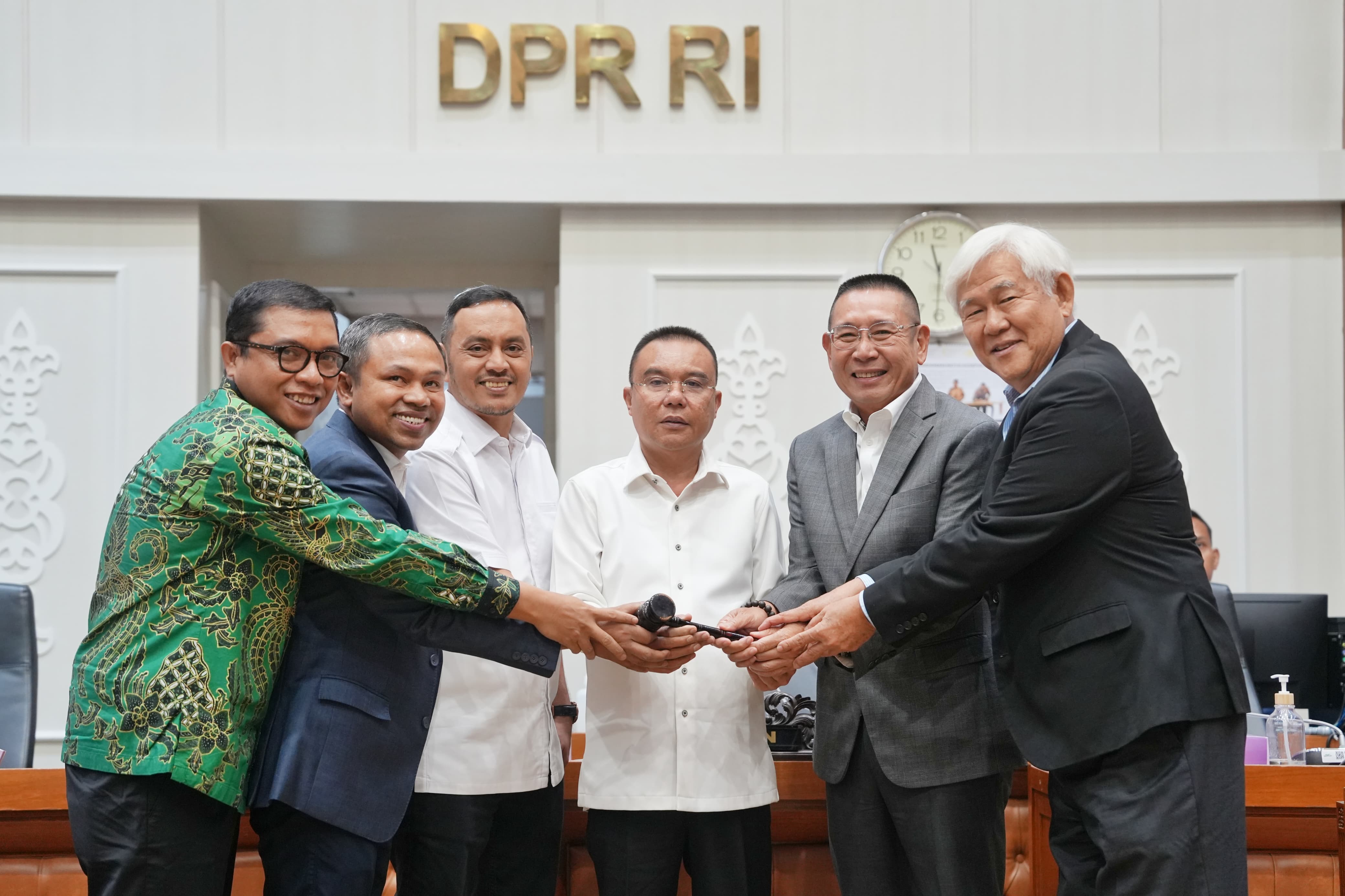 Anggota DPR RI dari Fraksi Partai Gerindra Wihadi Wiyanto (kedua dari kanan) dilantik menjadi Ketua Baleg DPR RI menggantikan Supratman Andi Agtas. (SinPo.id/Istimewa)