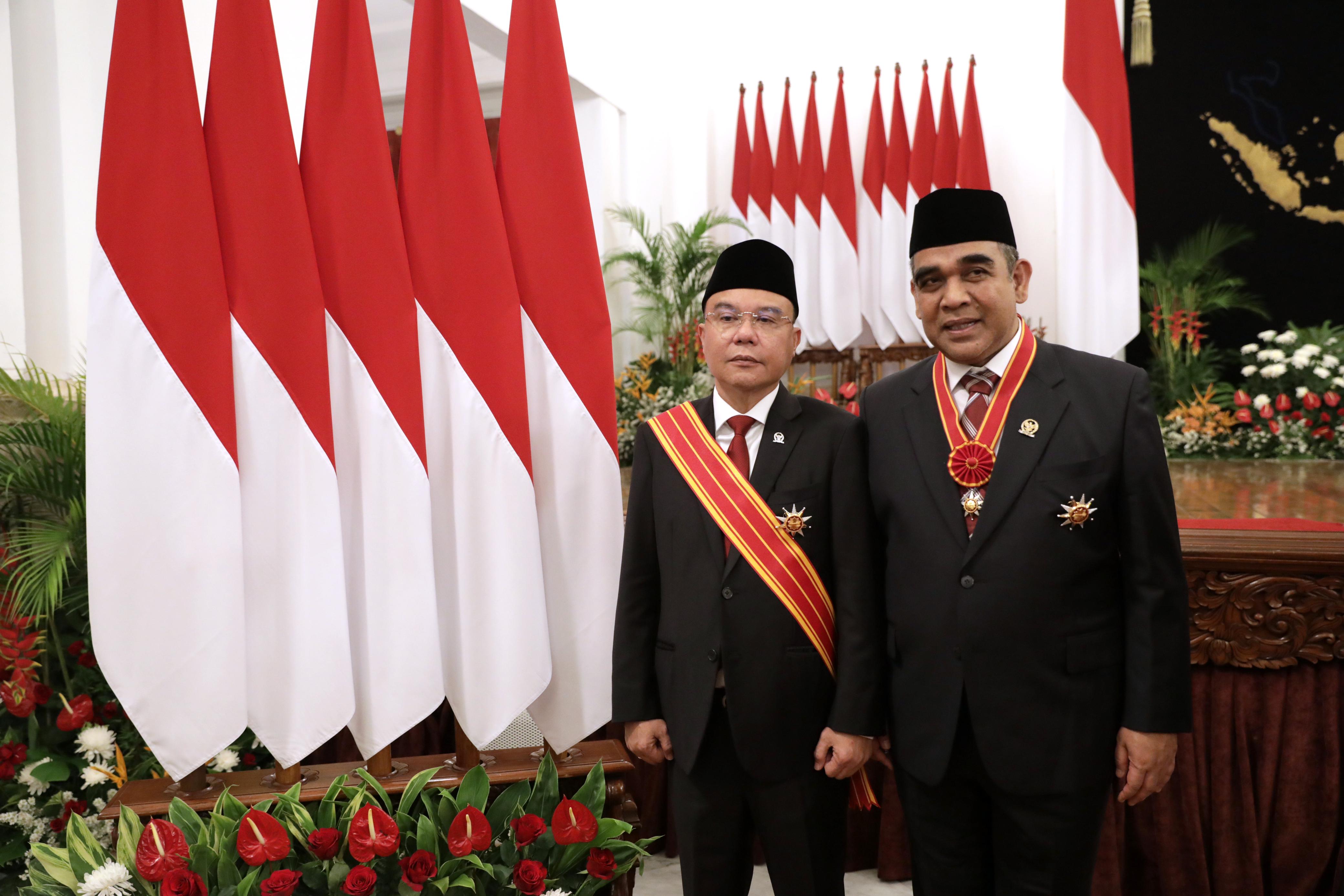 Ahmad Muzani dan Sufmi Dasco Ahmad mendapat penghargaan tanda kehormatan dari Presiden Joko Widodo (SinPo.id/Media Gerindra)