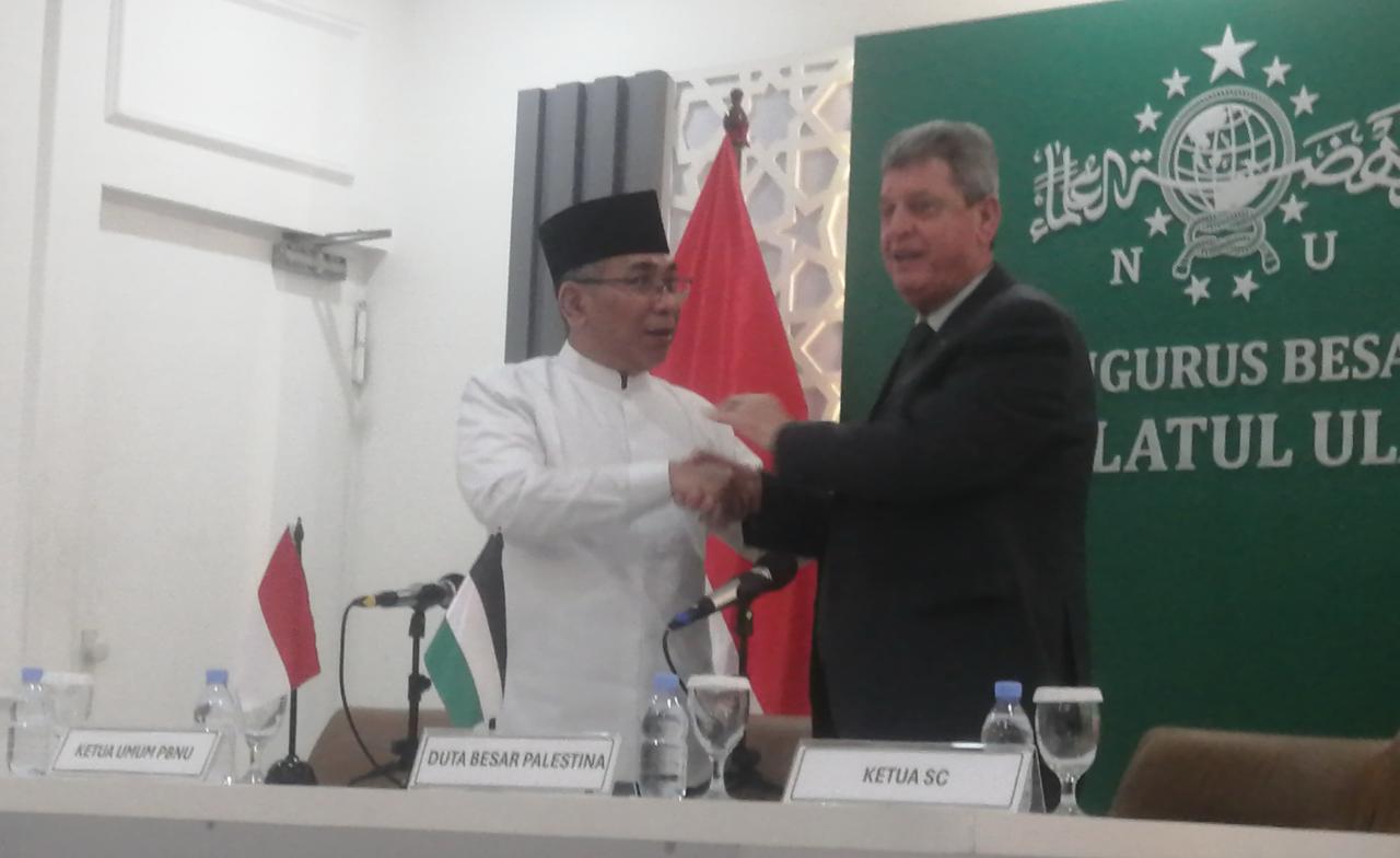 Ketua Umum PBNU Gus Yahya dan Dubes Palestina Zuhair Al-Shun. (SinPo.id/Tio)