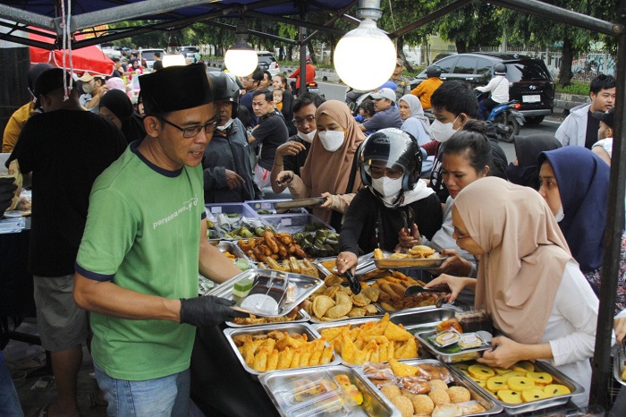 Pedagang makanan saji berupa takjil (Tio Pirnando/SinPo.id)