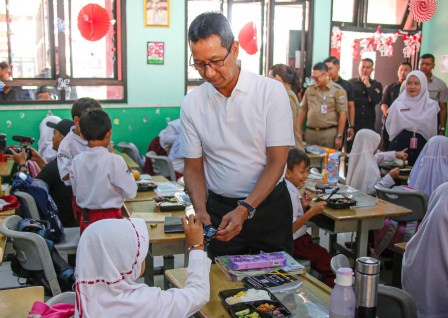 Pj Gubernur DKI Jakarta Heru Budi Hartono saat uji coba program makan bergizi gratis. (SinPo.id/Pemprov DKI)