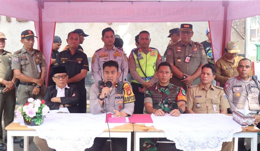 Kapolsek Sawah Besar, Kompol Dhanar Dhono Vernandhie (tengah) (SinPo.id/ Humas Polres Jakpus)