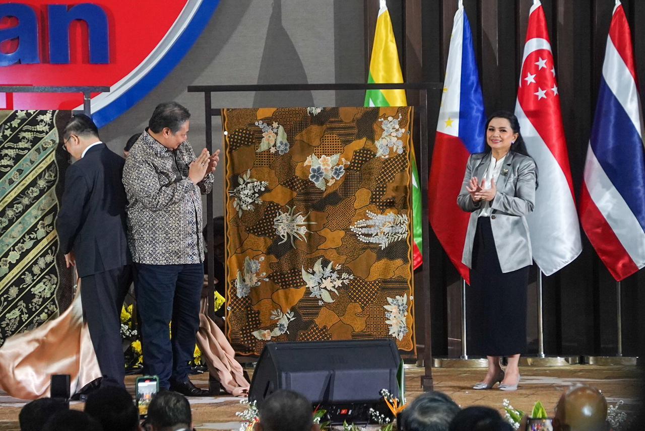 Menko Perekonomian Airlangga Hartarto meluncurkan Batik Kolaborasi Persembahan Indonesia untuk ASEAN. (SinPo.id/Dok. Kemenko Perekonomian)