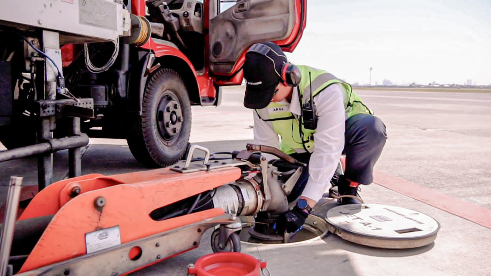 Aktivitas layanan avtur di Bandara Juanda (Sinpo.id/Pertamina)