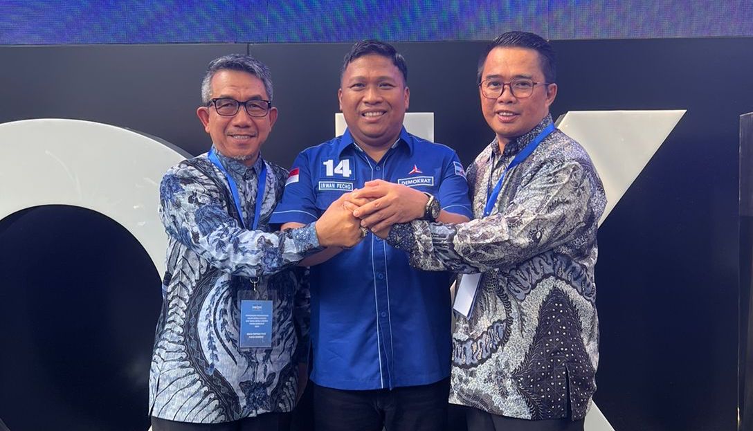 Ketua DPD Partai Demokrat Kaltim Irwan bersama pasangan calon bupati dan wakil bupati Kutim Ardiansyah Sulaiman-Mahyunadi. (SinPo.id/Dok. Pribadi)