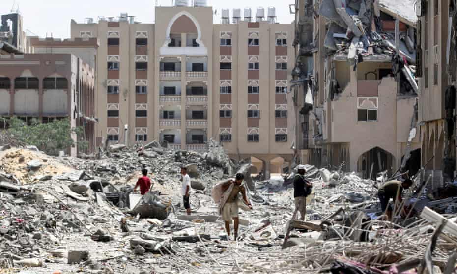 Keterangan foto: Kehancuran di Kota Hamad, di Khan Younis, akibat serangan udara Israel. (SinPo.id/Reuters)