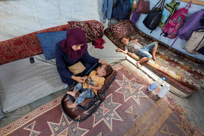 Ibu dari balita Palestina berusia 10 bulan, Abdel-Rahman Abu El-Jedian yang tertular virus polio. (SinPo.id/ Reuters)