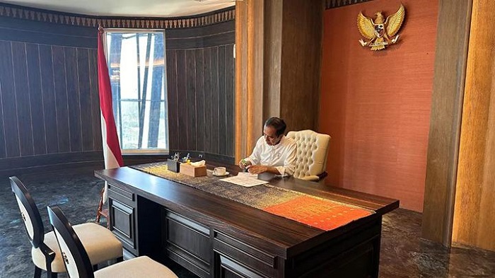 Presiden Jokowi memamerkan ruang kerja di Istana Garuda IKN (SinPo.id/ Instagram Jokowi)