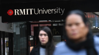 papan nama universitas Australia di pusat bisnis Melbourne (SinPo.id/AFP)