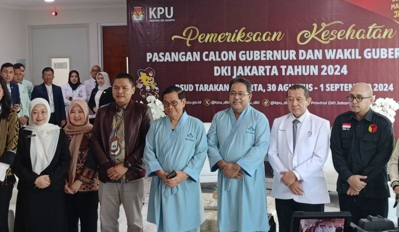 Direktur RSUD Tarakan, Jakarta Pusat Dian Ekowati (ujung kiri) sebelum paslon gubernur dan wakil gubernur menjalani pemeriksaan kesehatan di RSUD Tarakan, Gambir, Jakarta Pusat. (SinPo.id/Antara)