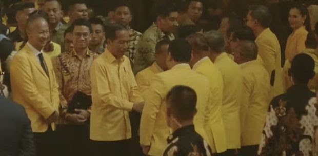 Presiden Joko Widodo mengenakan kemeja kuning saat penutupan Munas Golkar (SinPo.id/ Dok. Golkar)